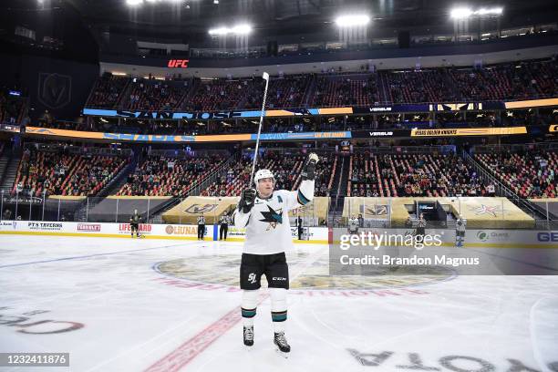 Patrick Marleau of the San Jose Sharks waves to the fans after breaking Gordie Howe's record for most games played against the Vegas Golden Knights...