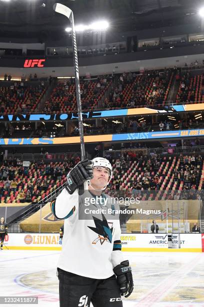 Patrick Marleau of the San Jose Sharks waves to the fans after breaking Gordie Howe's record for most games played against the Vegas Golden Knights...