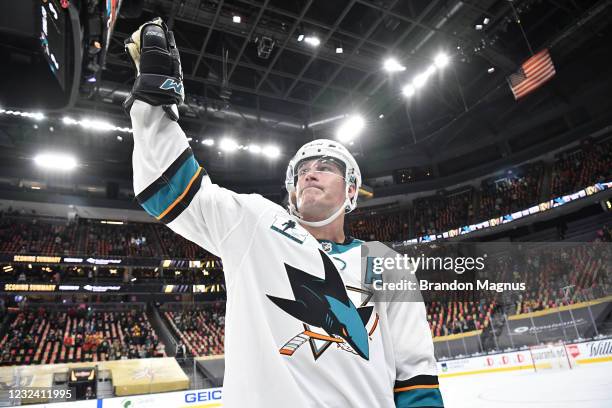 Patrick Marleau of the San Jose Sharks waves to the fans after breaking Gordie Howe's record for most games played against the Vegas Golden Knights...