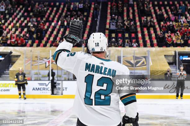 Patrick Marleau of the San Jose Sharks waves to the fans after breaking Gordie Howe's record for most games played against the Vegas Golden Knights...