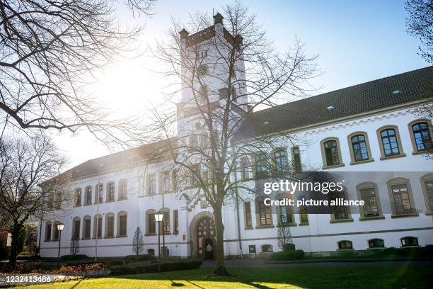 April 2021, Lower Saxony, Aurich: Aurich Regional Court. A 34-year-old woman must answer for bodily injury resulting in death before the Aurich...