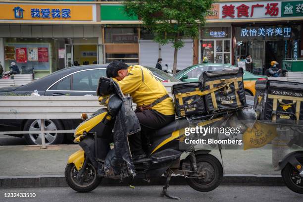 Chinese Delivery Riders 375 Chinese Food Delivery Man Stock Photos, High-Res Pictures, and ...
