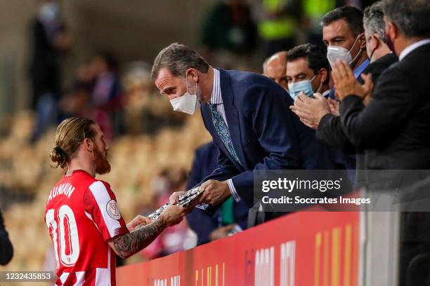 Iker Muniain of Athletic Bilbao, King of Spain Felipe VI during the Spanish Copa del Rey match between Athletic de Bilbao v FC Barcelona at the La...