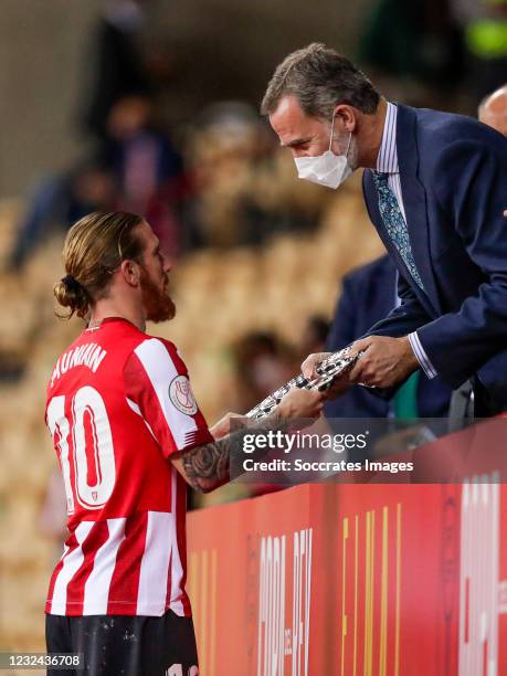 Iker Muniain of Athletic Bilbao, King of Spain Felipe VI during the Spanish Copa del Rey match between Athletic de Bilbao v FC Barcelona at the La...