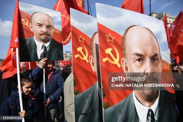 Lenin Supporters Vladimir Lenin Mausoleum Photos and Premium High Res Pictures - Getty ...