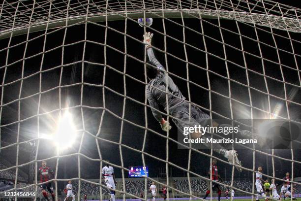 Emil Audero of Sampdoria in action during the Serie A match between FC Crotone and UC Sampdoria at Stadio Comunale Ezio Scida on April 21, 2021 in...