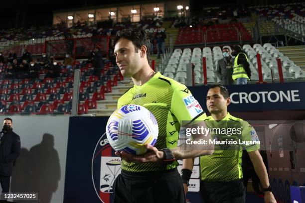 The referee Daniele Paterna enter in the pitch before the Serie A match between FC Crotone and UC Sampdoria at Stadio Comunale Ezio Scida on April...