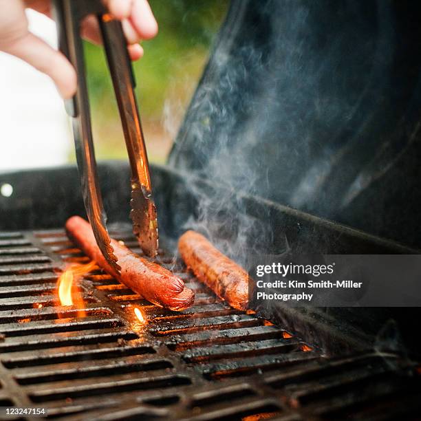 hot dogs - grillzange stock-fotos und bilder