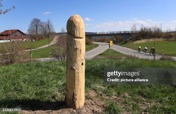 April 2021, Bavaria, Heimenkirch: A round wooden penis stands in a roundabout. It is not known which artist created the phallic symbol. In recent...