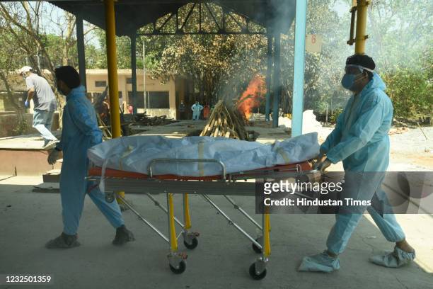 Family members carry the body of a COVID-19 victim for cremation, at a crematorium, in Sector 94, on April 24, 2021 in Noida, India.