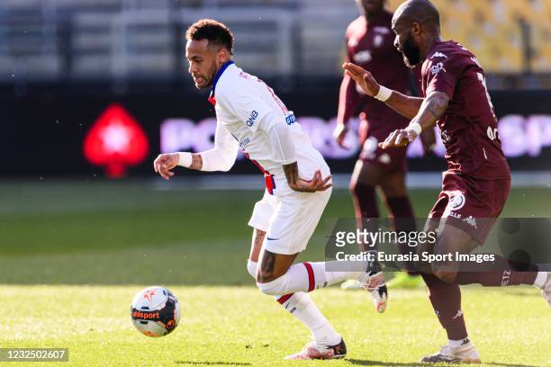 Neymar Junior of Paris Saint Germain dribbles past Habib Maiga of Metz during the Ligue 1 match between FC Metz and Paris Saint-Germain at Stade...