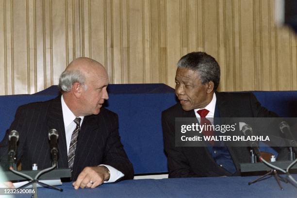 Vice-president Nelson mandela and South Africa's President F. W. De Klerk have a chat during a press briefing at the end on three days of "talks...