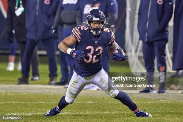 Chicago Bears running back David Montgomery runs with the football in action during a game between the Chicago Bears and the Green Bay Packers on...