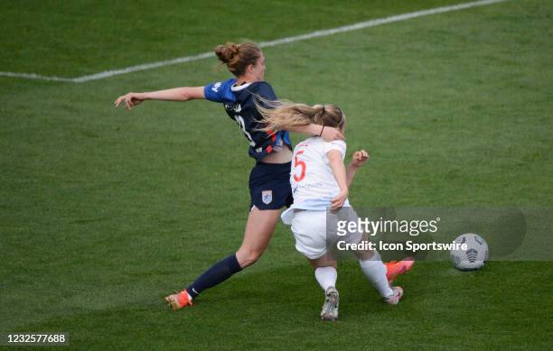 Reign defender Celia Jiménez Delgado defends against Chicago Red Stars forward Rachel Hill during a NWSL match between the Chicago Red Stars and OL...