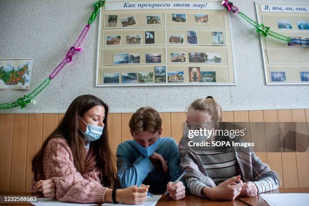 International Student Mask Photos and Premium High Res Pictures - Getty ...