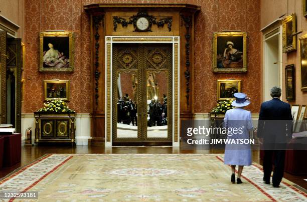 President George W. Bush walks through the Queen's Gallery at Buckingham Palace with Britain Queen Elizabeth II 19 November 2003 during his state...