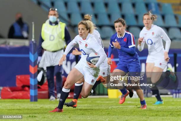Abby Dow of England runs for touch down with the ball to score her team's second try during the women's international friendly match between France...