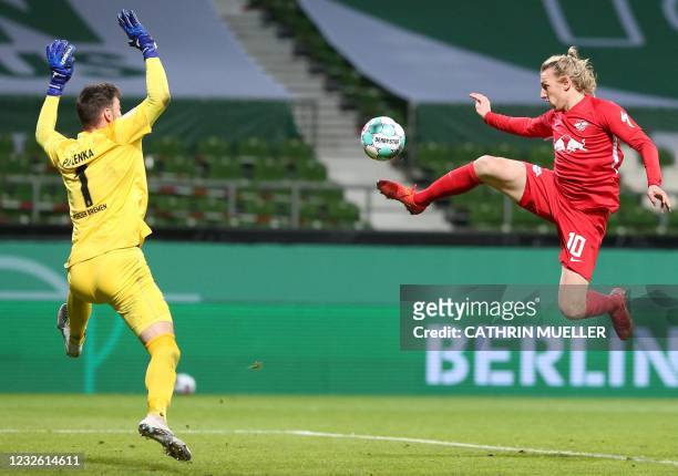 Leipzig's Swedish midfielder Emil Forsberg scores the 1-2 goal past Bremen's Czech goalkeeper Jiri Pavlenka during the German Cup semi-final football...