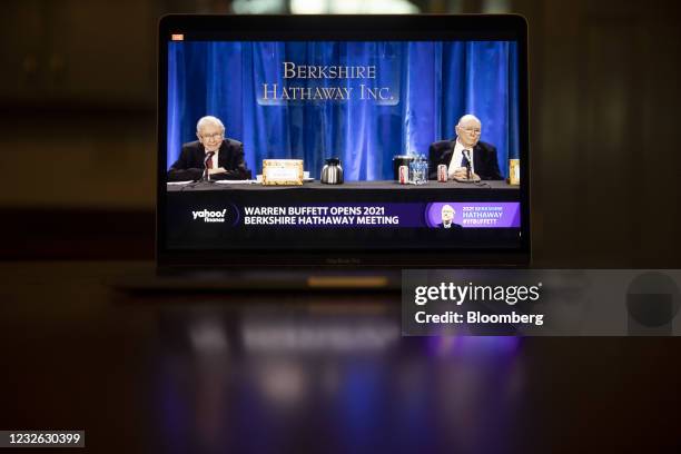 Warren Buffett, chairman and chief executive officer of Berkshire Hathaway Inc., left, and Charlie Munger, vice chairman of Berkshire Hathaway Inc.,...