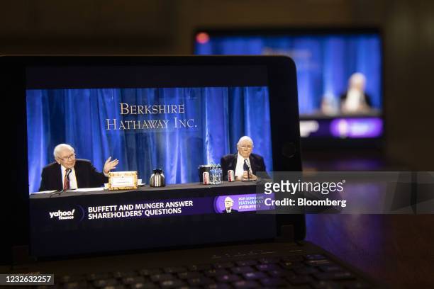 Warren Buffett, chairman and chief executive officer of Berkshire Hathaway Inc., left, and Charlie Munger, vice chairman of Berkshire Hathaway Inc.,...