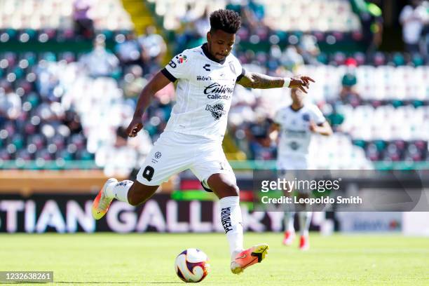 Hugo Silveira of Queretaro shoot the ball during the 17th round match between Leon and Queretaro as part of the Torneo Guard1anes 2021 Liga MX at...