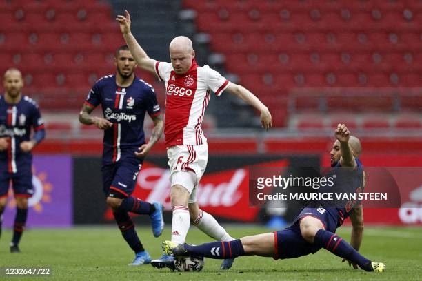 Ajax's Dutch midfielder Davy Klaassen fights for the ball against FC Emmen's Dutch defender Keziah Veendorp during the Dutch Eredivisie football...