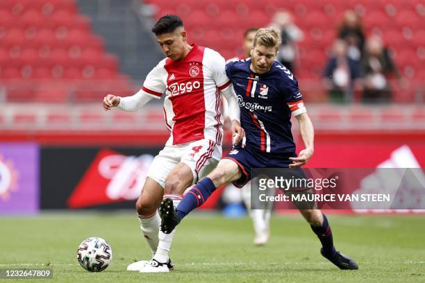 Ajax's Mexican defender Edson Alvare fights for the ball against FC Emmen's Dutch forward Michael de Leeuw during the Dutch Eredivisie football match...