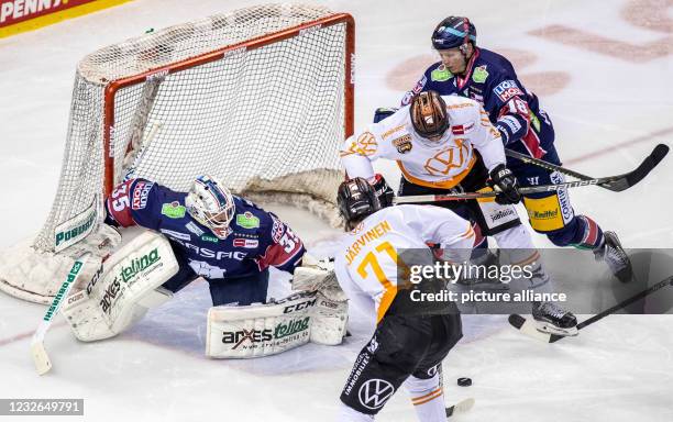 Ice hockey, DEL, Eisbären Berlin - Grizzlys Wolfsburg, Championship Round, Final, Game Day 1, Mercedes-Benz Arena: Berlin's goalie Mathias...