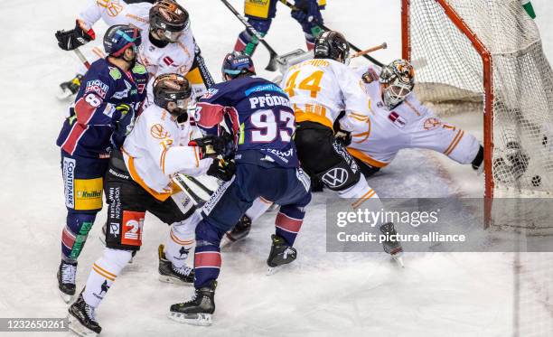 Ice hockey, DEL, Eisbären Berlin - Grizzlys Wolfsburg, championship round, final, Game 1, Mercedes-Benz Arena: Berlin's Zach Boychuk overcomes...