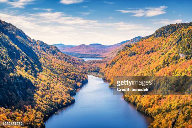 阿迪朗達克山脈紐約州美國秋天 - 阿迪朗達克州立公園 個照片及圖片檔