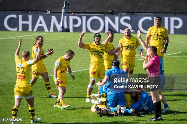La Rochelle's players celebrate their victory and qualification as referee whistles at the end of the European Champions Cup semi-final rugby union...