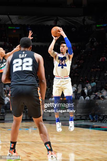 Danny Green of the Philadelphia 76ers shoots the ball during the game against the San Antonio Spurs on May 2, 2021 at the AT&T Center in San Antonio,...