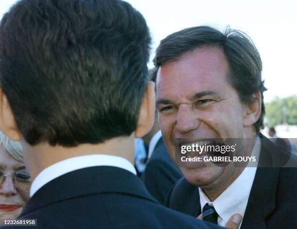 Le secrétaire d'Etat aux Affaires étrangères, Renaud Muselier s'entretient avec le ministre de l'Intérieur Nicolas Sarkozy , le 14 juillet 2003 place...