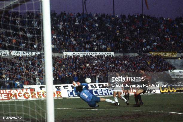 Juventus player Alessandro Altobelli scoring a goal during Juventus - Liegi Fc, on December 07, 1988 in Turin, Italy.