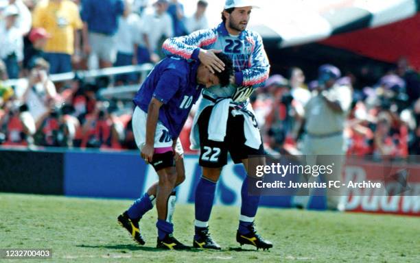 Roberto Baggio with Luca Bucci after Italia - Brasil, on Usa world cup on July 17, 1994 in Pasadena, USA.