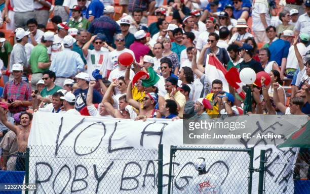 Roberto Baggio' s fans duringa train session, on Usa world cup on July 1994 in USA.