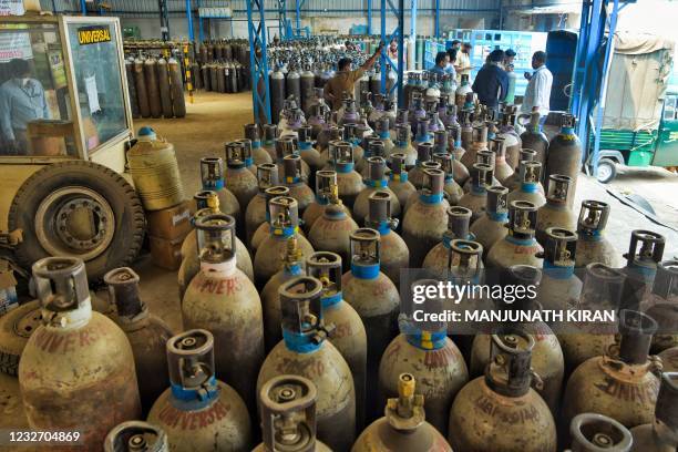 2,371 Medical Oxygen Cylinder Stock Photos, High-Res Pictures, and ...