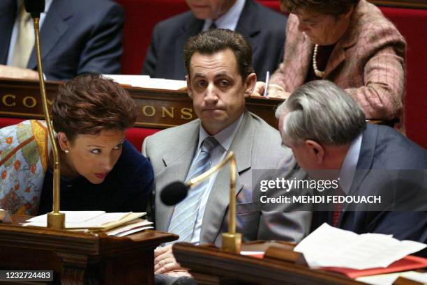 Le Premier ministre Jean-Pierre Raffarin s'entretient avec le ministre l'Intérieur Nicolas sarkozy et la ministre de l'Ecologie Roselyne Bachelot, le...