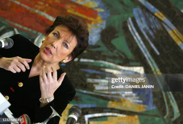 La ministre de l'Ecologie Roselyne Bachelot s'exprime, le 06 janvier 2004 au ministère à Paris, lors d'un point d'information sur l'épidémie de...