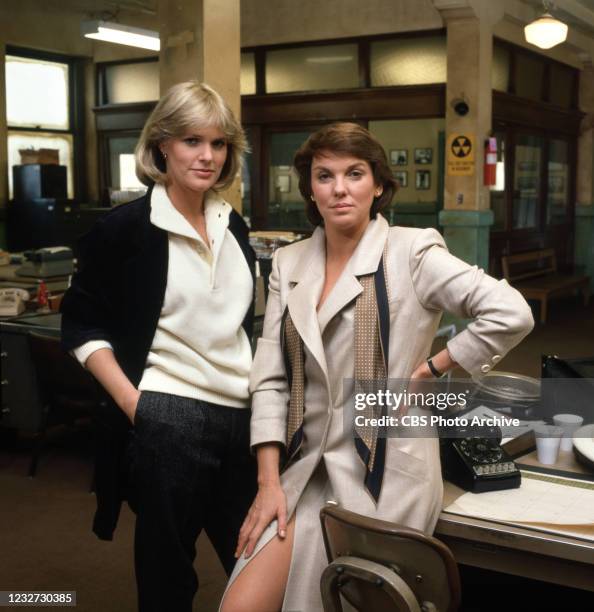 From left is Sharon Gless and Tyne Daly in the CBS television show, CAGNEY AND LACEY. 1987.