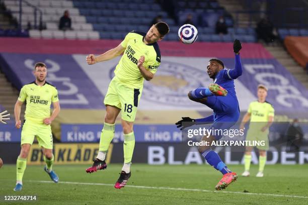 Newcastle United's Argentinian defender Federico Fernandez heads the ball by Leicester City's Nigerian striker Kelechi Iheanacho during the English...