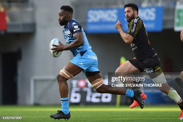 Montpellier's French flanker Fulgence Ouedraogo runs with the ball during the French Top 14 rugby union match between Montpellier and La Rochelle at...