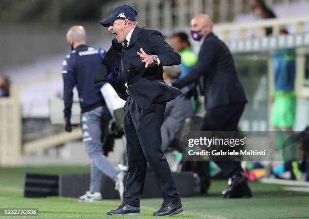 Giuseppe Iachini manager of AFC Fiorentina gestures during the Serie A match between ACF Fiorentina and SS Lazio at Stadio Artemio Franchi on May 8,...