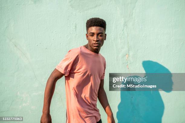 portret van een jonge knappe afrikaanse mens. - fashion young man stockfoto's en -beelden