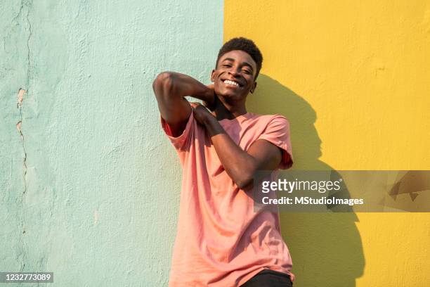 retrato de un joven y guapo africano. - young adult fotografías e imágenes de stock
