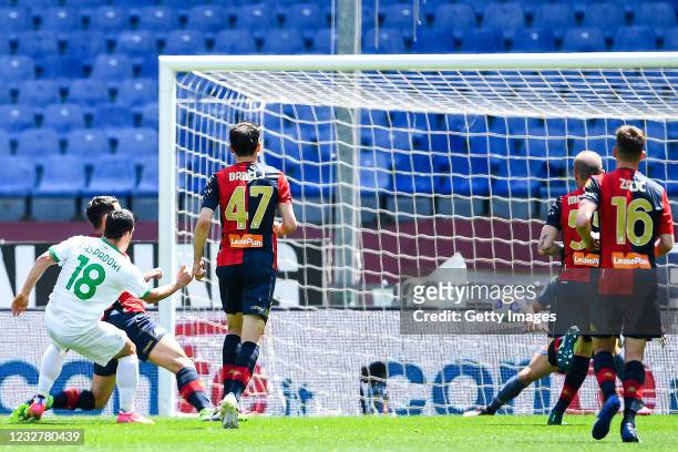 Giacomo Raspadori of Sassuolo scores a goal during the Serie A match between Genoa CFC and US Sassuolo at Stadio Luigi Ferraris on May 9, 2021 in...