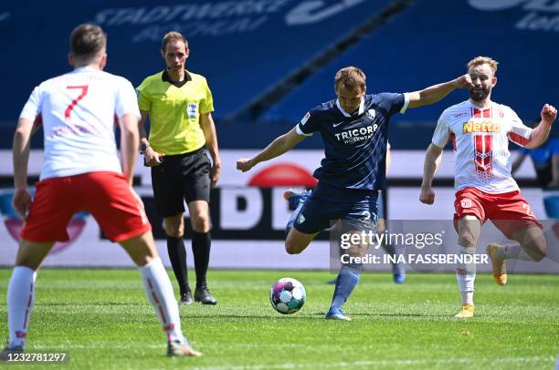 Bochum's German midfielder Robert Tesche shoots the ball to score the 1-1 during the German second division Bundesliga football match VfL Bochum v...