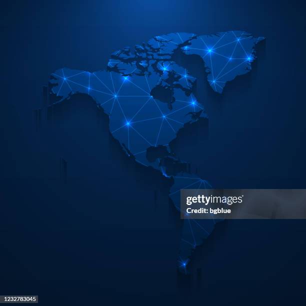 illustrazioni stock, clip art, cartoni animati e icone di tendenza di rete mappa america - mesh luminosa su sfondo blu scuro - continente americano