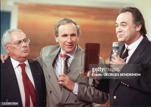 - Photo prise le 02 février 1989 à Paris, du journaliste et producteur de télévision Armand Jammot regardant le cadeau de bienvenue offert à Laurent...
