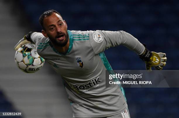 Farense's Portuguese goalkeeper Beto throws the ball during the Portuguese League football match between FC Porto and SC Farense at the Dragao...